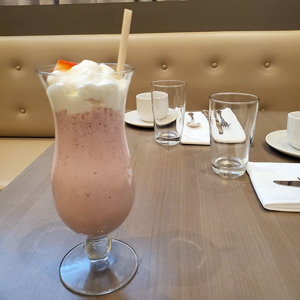 Calgary Bearspaw, Restaurant Flores and Pine brunch fruit smoothie