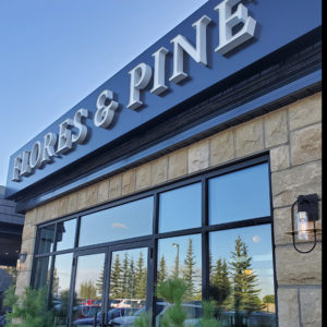 Calgary Bearspaw, Restaurant Flores and Pine entrance