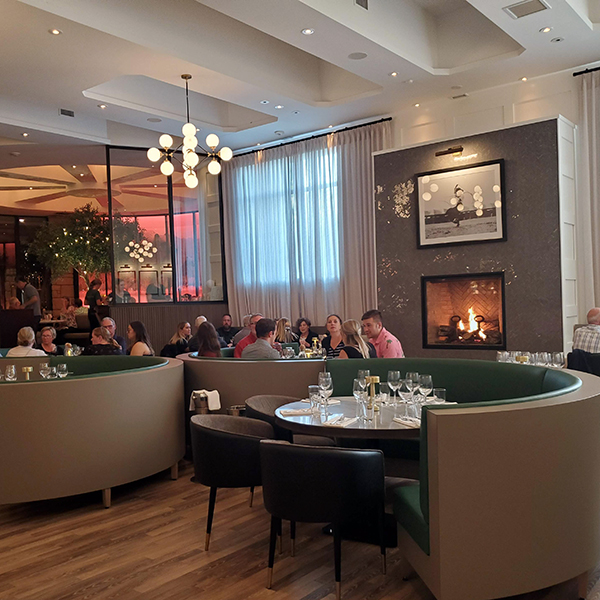 Calgary Bearspaw, Restaurant Flores and Pine grill room dining room open space