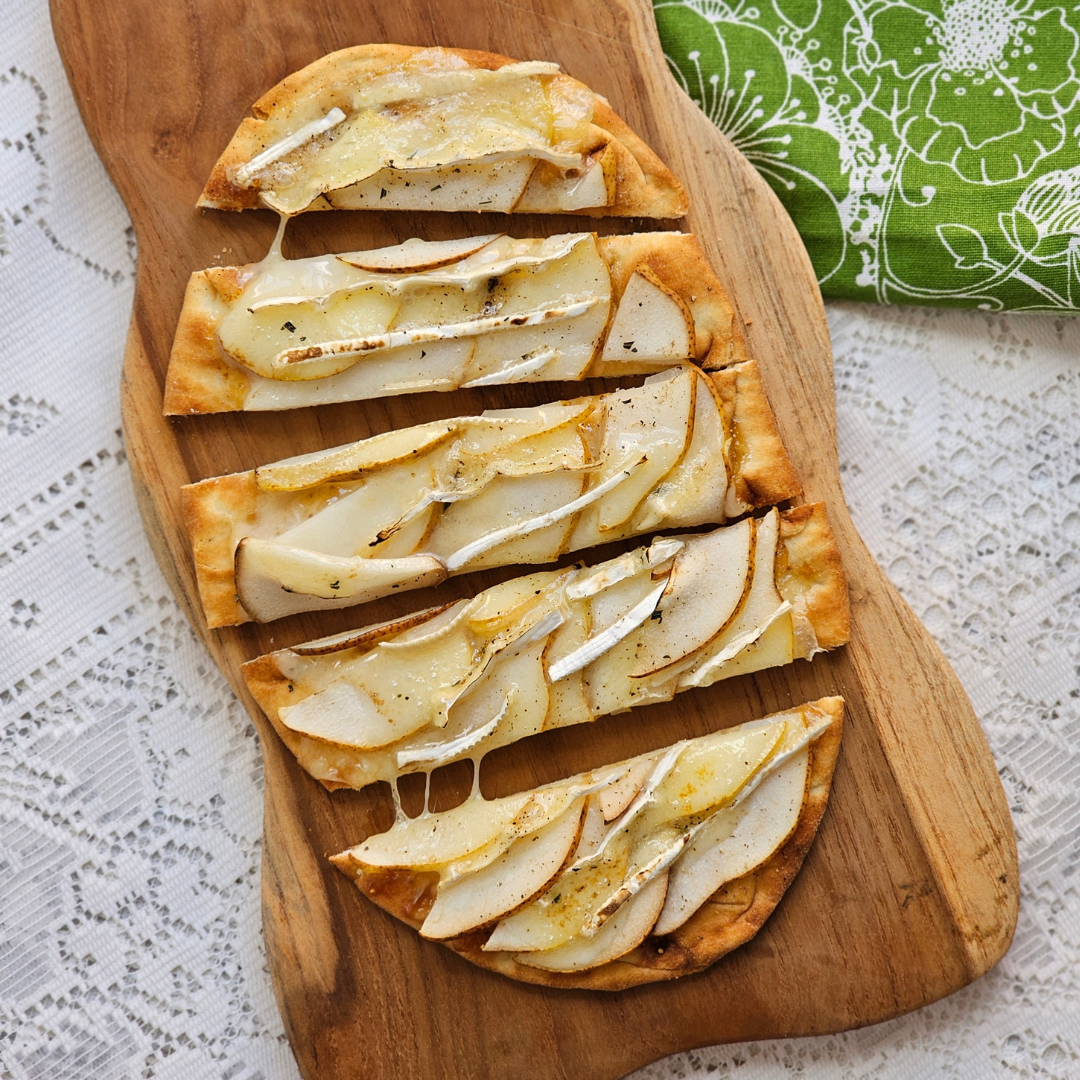 pear brie naan pizza