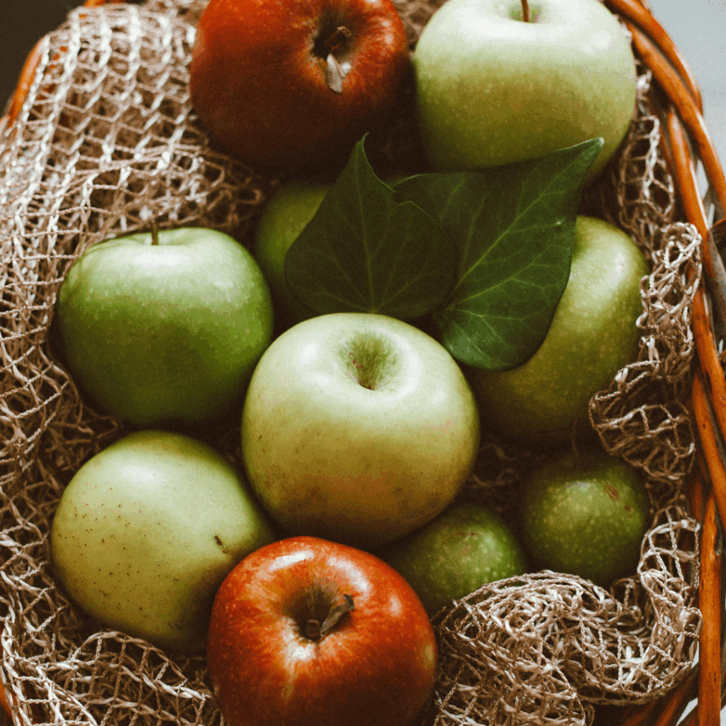 Fresh Market: apples Fresh Market: apples
